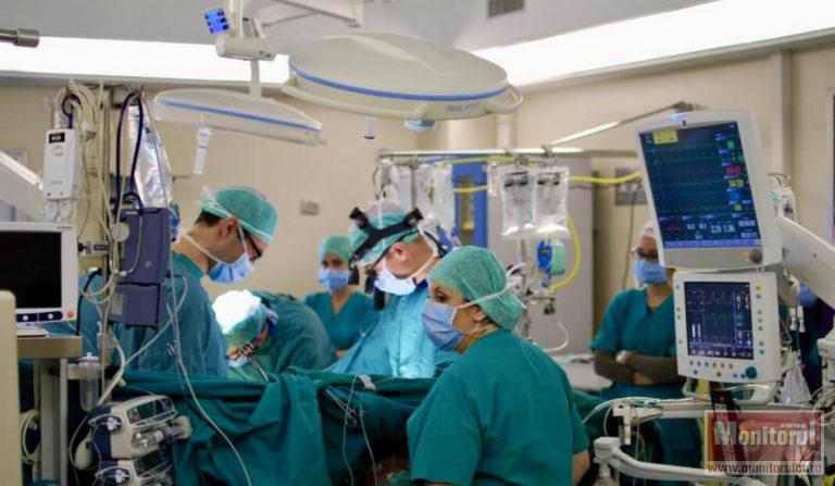 Salvat de medici după ce s-a tras singur în țeapă: “E un miracol”