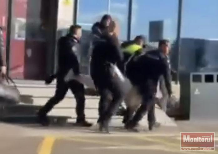 Botoșănean luat pe sus de polițiști după un scandal monstru la Aeroportul Suceava (VIDEO)