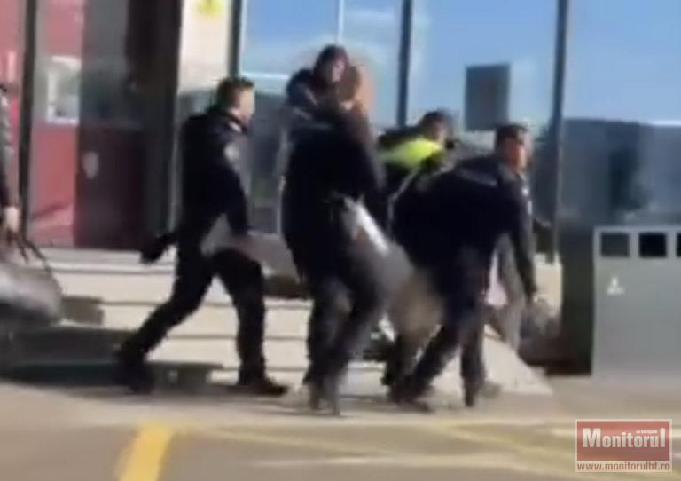 Botoșănean luat pe sus de polițiști după un scandal monstru la Aeroportul Suceava (VIDEO)