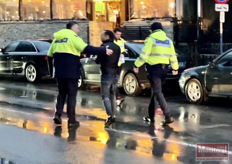 Erou de ziua lui: un pompier în timpul liber le-a salvat pe femeile spulberate pe trecere (VIDEO)