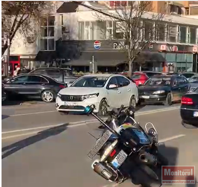 Motocicleta poliției accidentată.