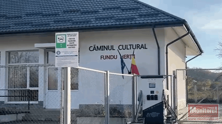 La Fundu Herții s-a făcut stație de încărcare. Încă nu au semnal de mobil, dar e un început.