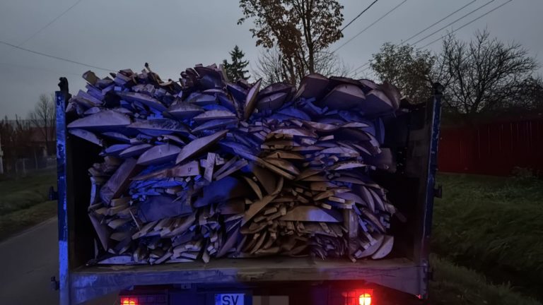 Afacere cu lemne ilegale încheiată pe minus. Poliţia a intrat pe fir
