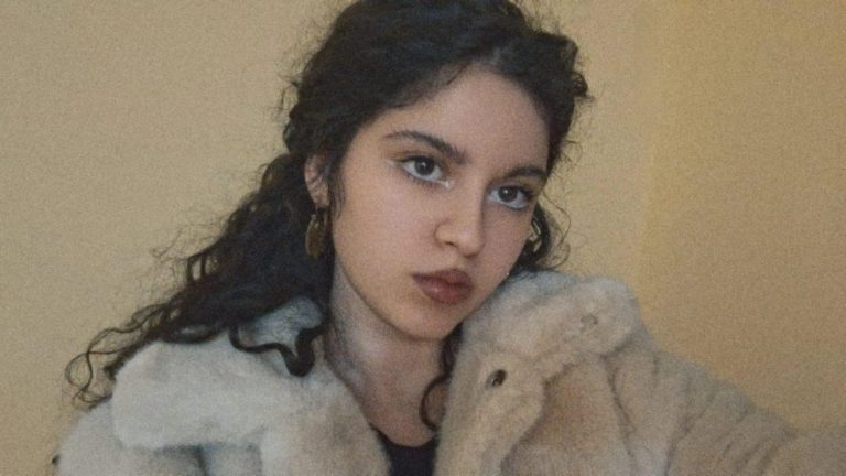 Adolescența în trei limbi. Povestea Alexiei, poeta din Botoșani care transformă realitatea în versuri