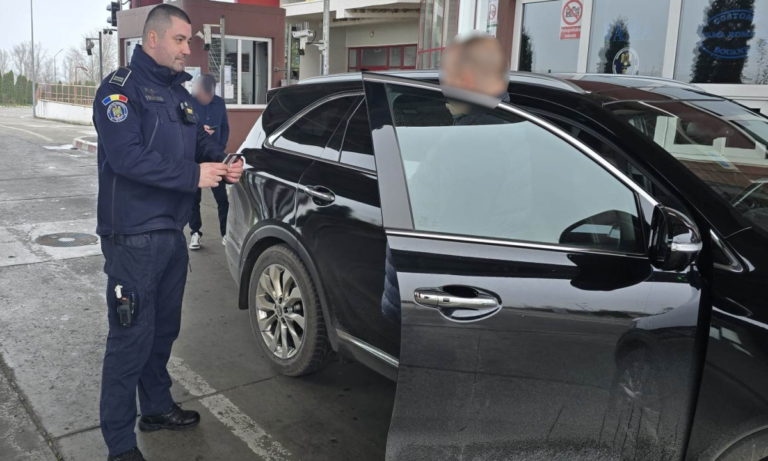 Permis polonez fals, găsit asupra unui șofer la frontieră. Bărbatul susține că l-a primit prin angajator