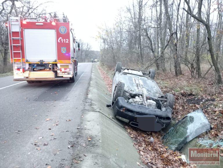 Șofer rănit după ce s-a dat cu mașina peste cap