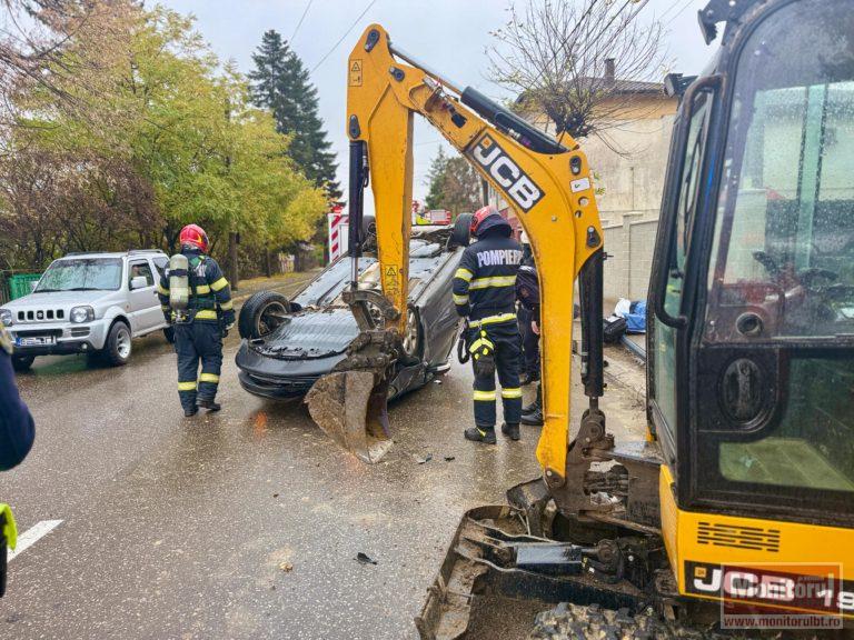 Cascadorie cu mașina pe o stradă din oraș. Intervenție de urgență a pompierilor
