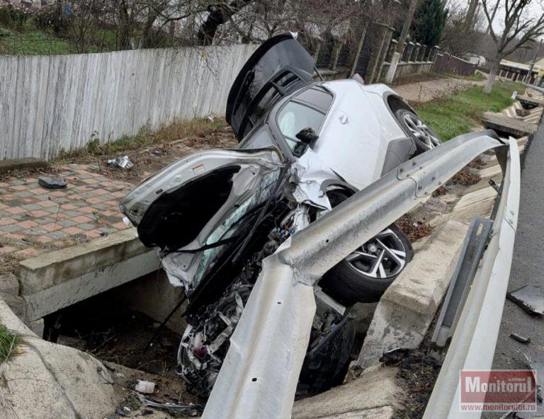 Maşină distrusă după o clipă de neatenţie