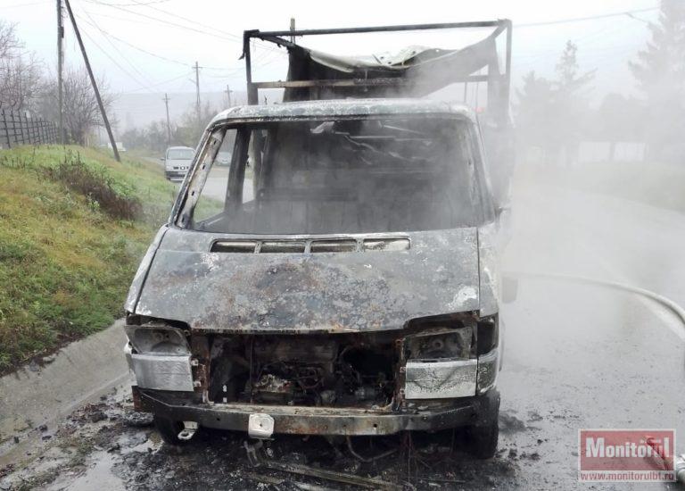 Autoutilitară făcută scrum pe un drum din județ