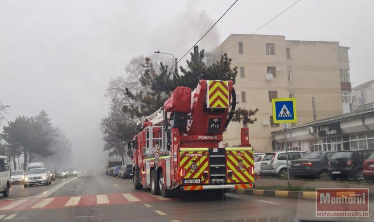 Alertă maximă! Locatari evacuaţi dintr-un bloc de garsoniere din oraş (VIDEO)