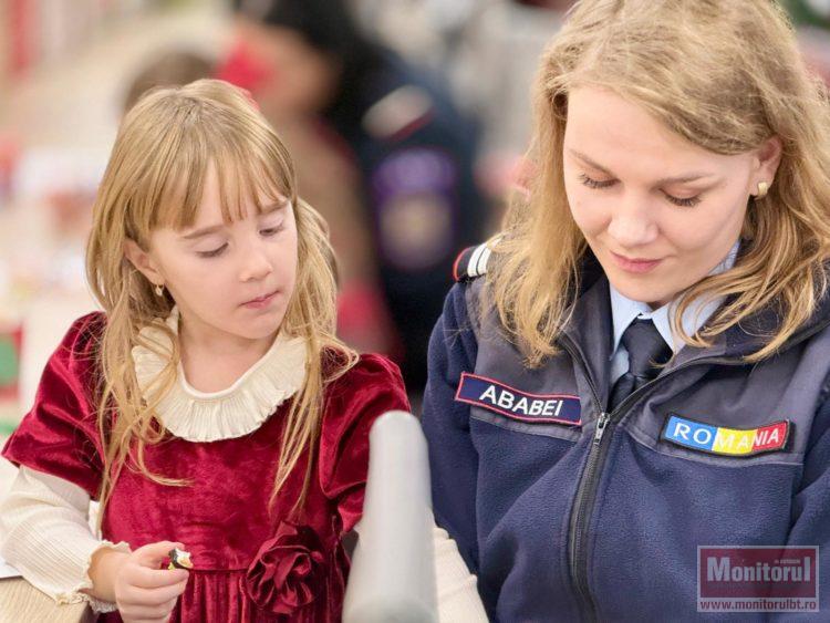 Copiii pompierilor, ajutoarele lui Moș Nicolae. Daruri pentru micuții nevoiași din Botoșani (VIDEO)