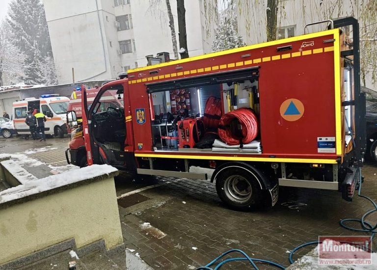 Locatari evacuați după ce un vecin și-a incendiat apartamentul