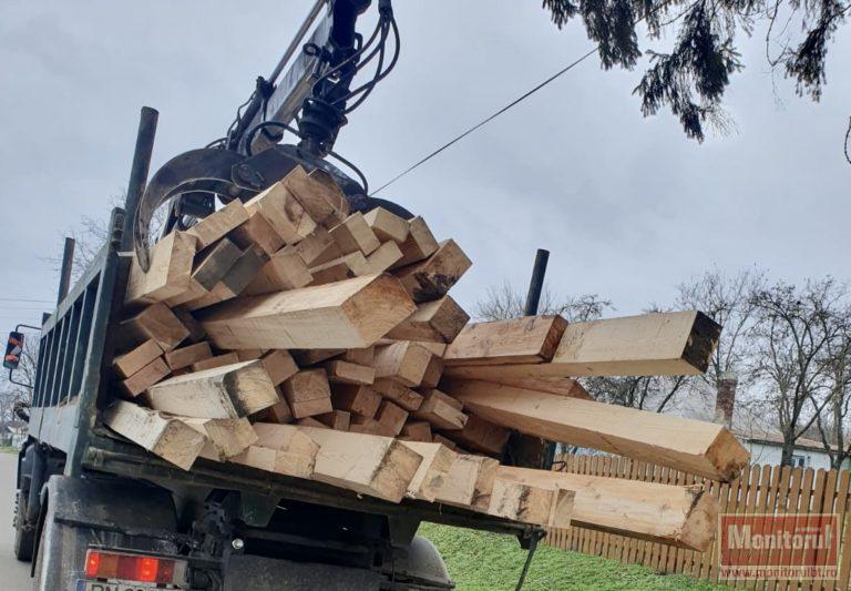 Transporturi ilegale de lemn descoperite de poliţiştii din Dorohoi