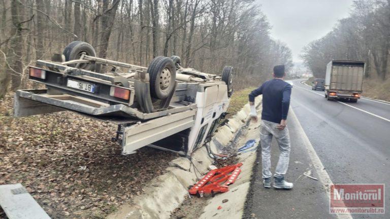 Autoutilitară dată peste cap lângă oraş. Avea anvelopele uzate