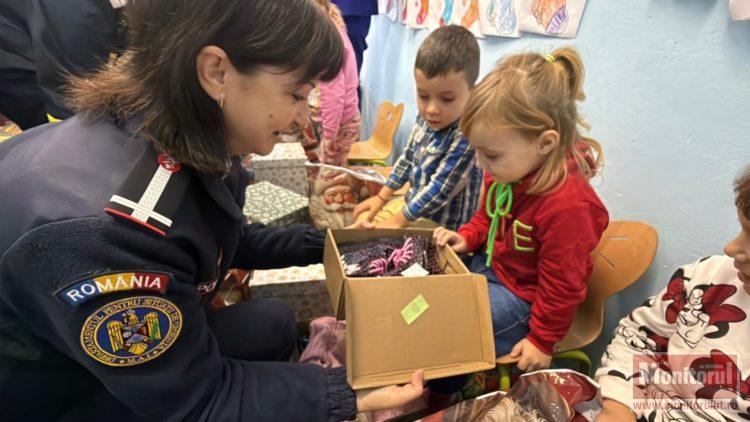 Copiii pompierilor, ajutoarele lui Moș Nicolae. Daruri pentru micuții nevoiași din Botoșani (VIDEO)