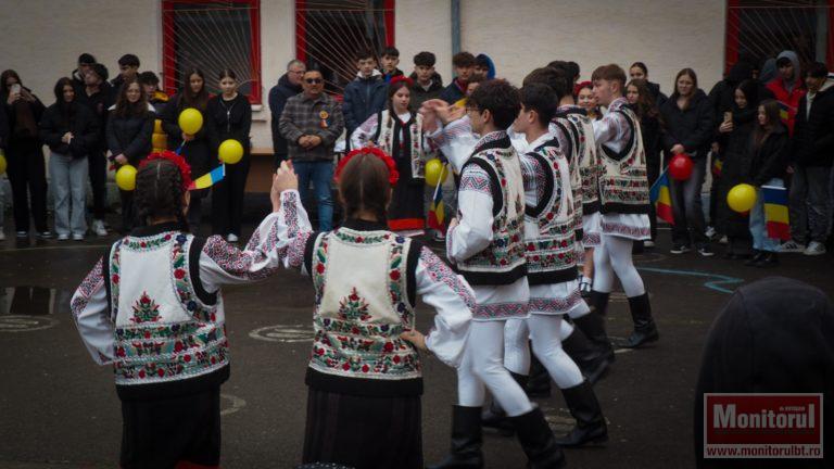 Flashmob și momente artistice la Colegiul Economic „Octav Onicescu”, de Ziua Națională a României