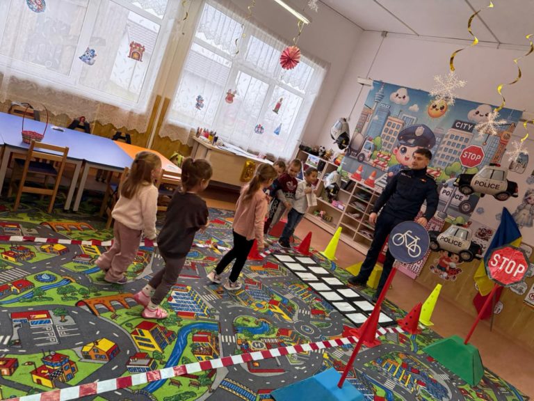 Pietoni și șoferi pentru o zi: copiii au învățat regulile de circulație alături de polițiști