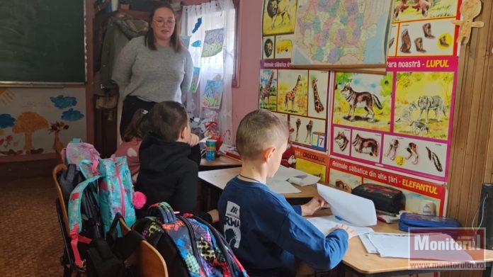 Trei copii și o învățătoare: lecția de viață a unei botoșănence într-o școală ascunsă în munți Miruna Aroșoaie (VIDEO)