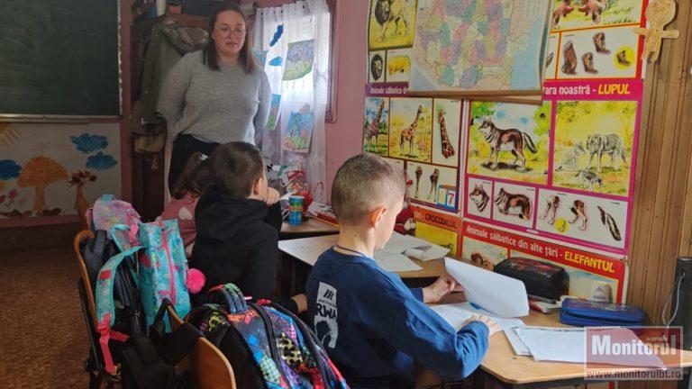 Trei copii și o învățătoare: lecția de viață a unei botoșănence într-o școală ascunsă în munți Miruna Aroșoaie (VIDEO)