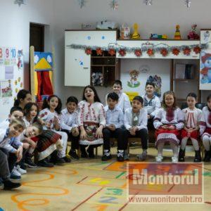 Moș Crăciun a venit cu o bibliotecă. 30 de copii în risc social au primit daruri pentru învățare