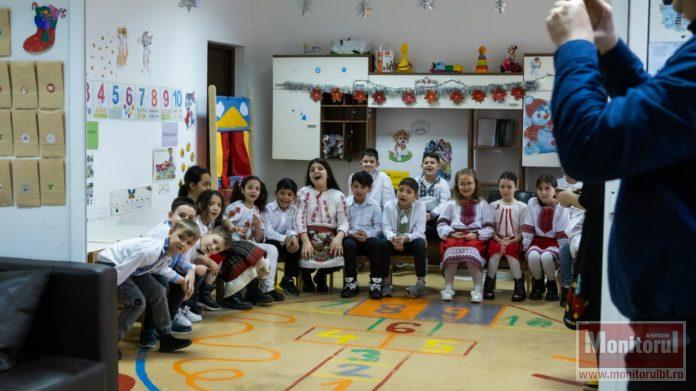 Moș Crăciun a venit cu o bibliotecă. 30 de copii în risc social au primit daruri pentru învățare