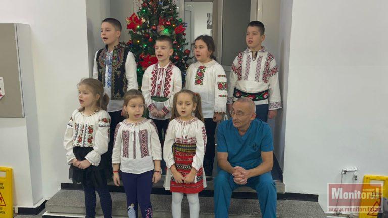 Elevii Școlii Postliceale „Dr. DOC. Enescu Longinus” au adus zâmbete copiilor de la Secția de Pediatrie (VIDEO)