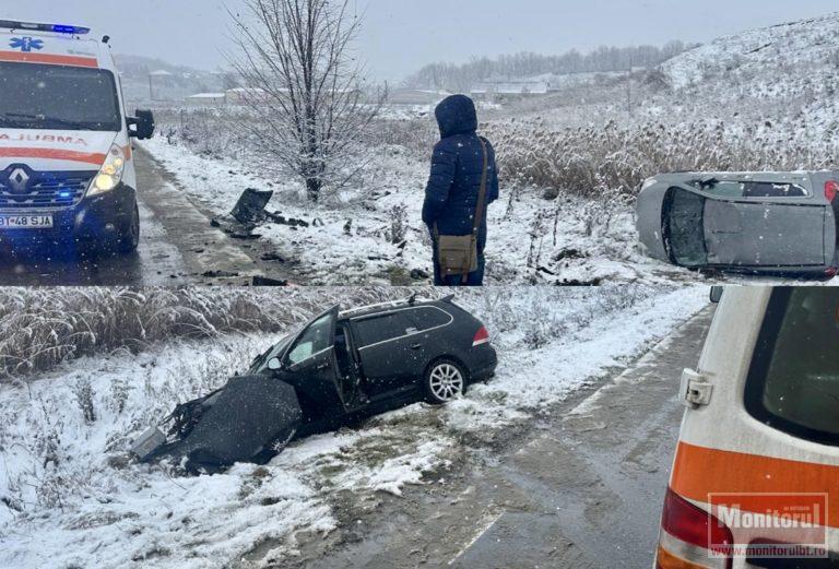 Mamă și copil luați cu ambulanța după ce s-au dat cu mașina peste cap