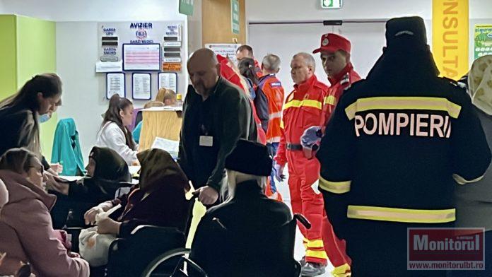 Bătrâni mutați cu ambulanțele din căminul închis prin ordin de prefect (VIDEO)