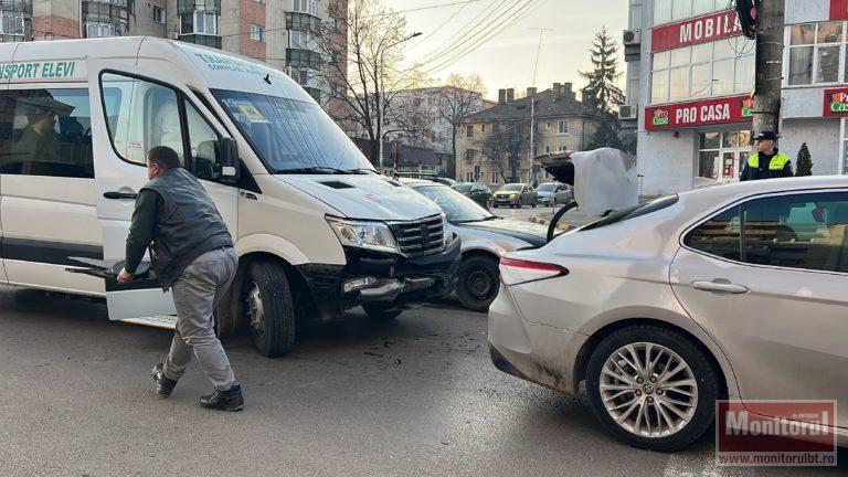 Impact violent provocat de șoferul unui microbuz școlar electric (VIDEO)