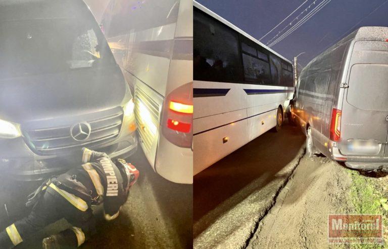 Accident între un autocar cu 40 de elevi și un microbuz