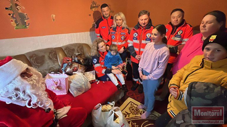 De la urgențe la zâmbete: Ambulanţa Botoşani a adus cadouri şi speranţă pentru peste 150 de copii (VIDEO)