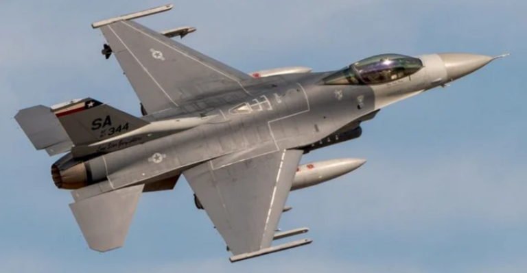 Armata a ridicat avioane de vânătoare F-16, după un atac cu grupuri de drone rusești la granița României