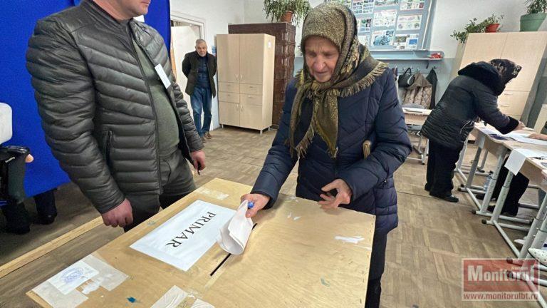 Alegeri la Mihai Eminescu între biserică şi discuţii aprinse la bar (VIDEO)