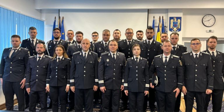 Poliţişti avansaţi în grad de Ziua Naţională