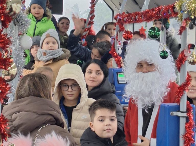 Zi de poveste pentru copiii din Botoșani. Scrisori către Moș Crăciun și colinde în autobuz