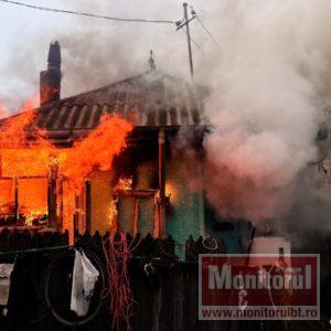 Casă distrusă de un incendiu în prag de sărbători