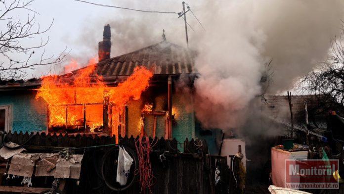 Casă distrusă de un incendiu în prag de sărbători