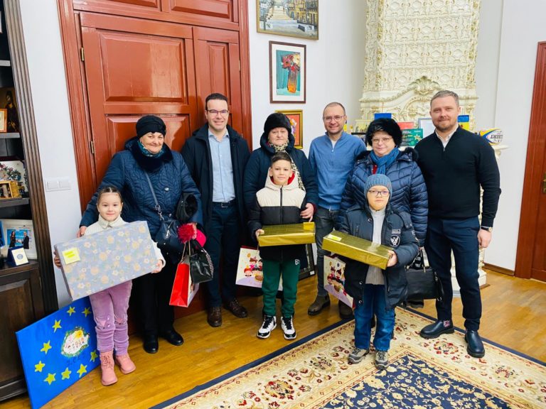 Trei copii din Botoșani, premiați după „Autobuzul lui Moș Crăciun”