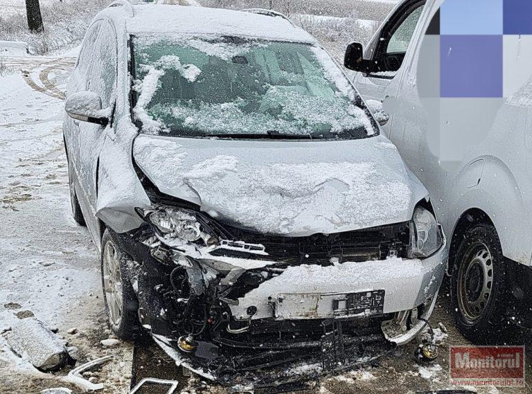 Accident cu doi răniți în dimineața de Ajun. Condiții de iarnă pe șosea