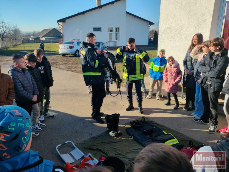 Sute de elevi au petrecut o zi de școală alături de pompieri