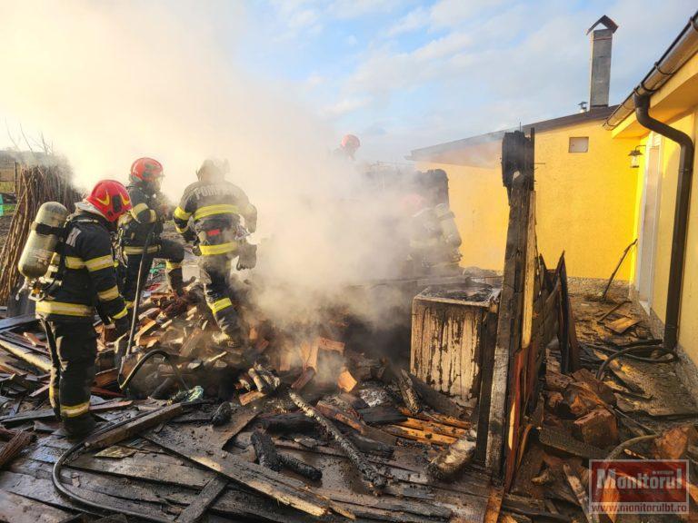 Gospodărie afectată de un incendiu. Proprietarul a ajuns la spital