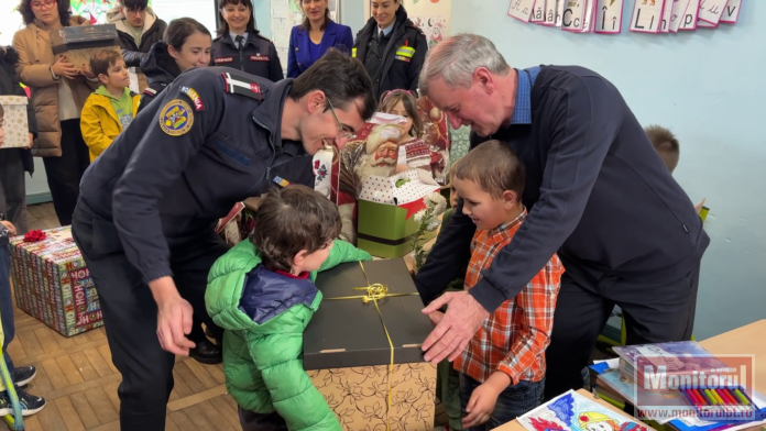 Copiii pompierilor, ajutoarele lui Moș Nicolae. Daruri pentru micuții nevoiași din Botoșani (VIDEO)