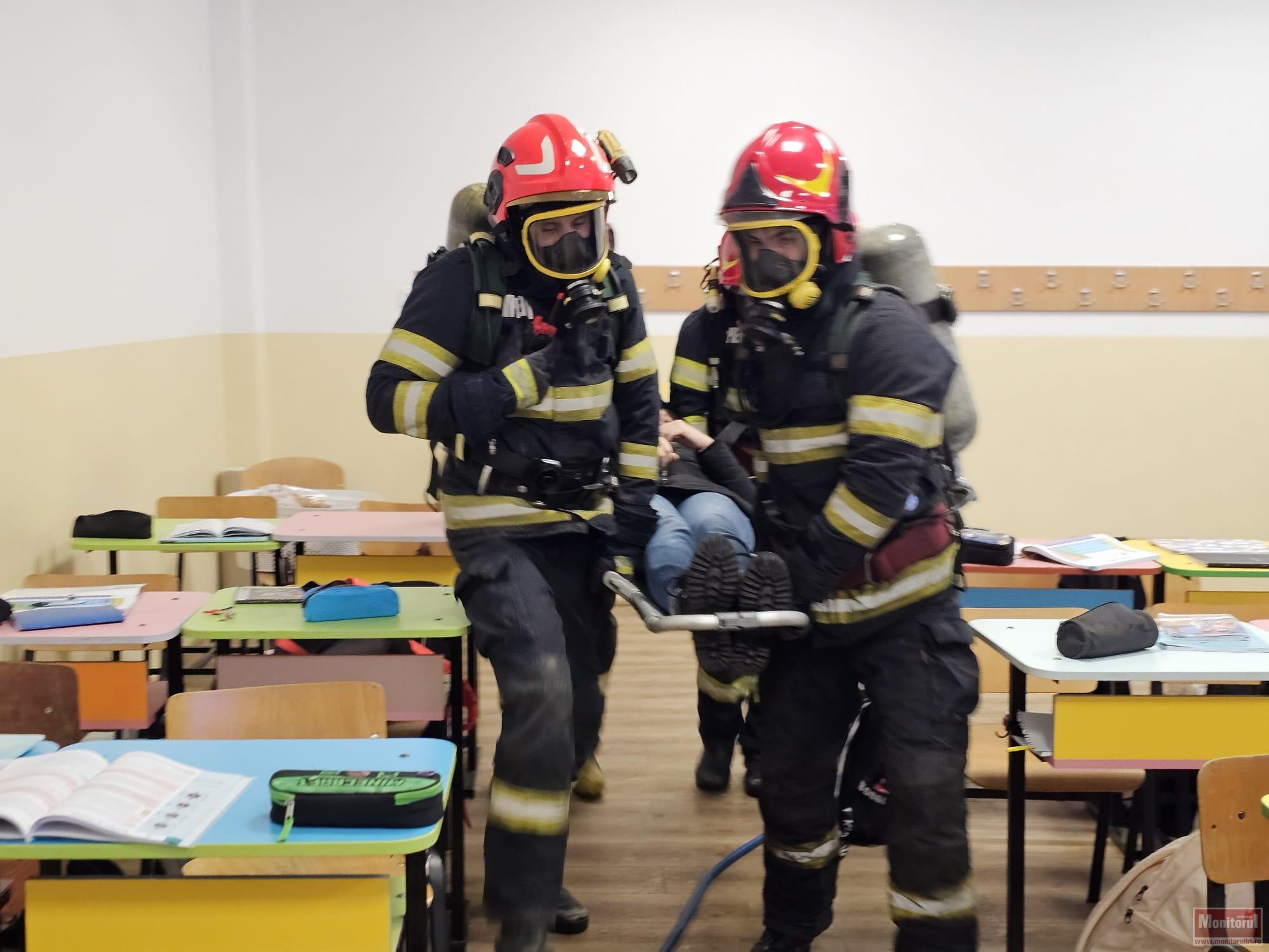 Elevi și profesori evacuați de pompieri la Școala 7 după un incendiu imaginat