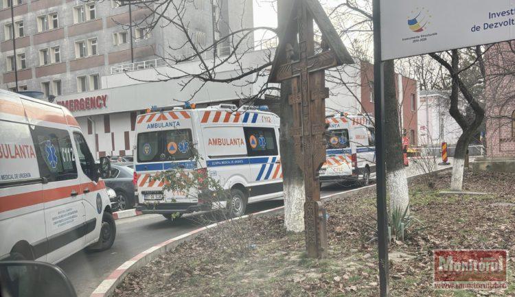 Avalanșă la Urgențe: coadă de ambulanțe până în stradă