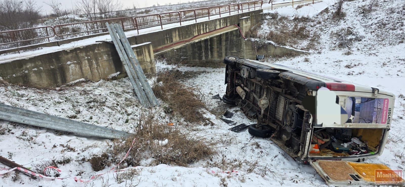 Cascadorie de pe pod cu autoutilitara. Pompierii au intervenit de urgență
