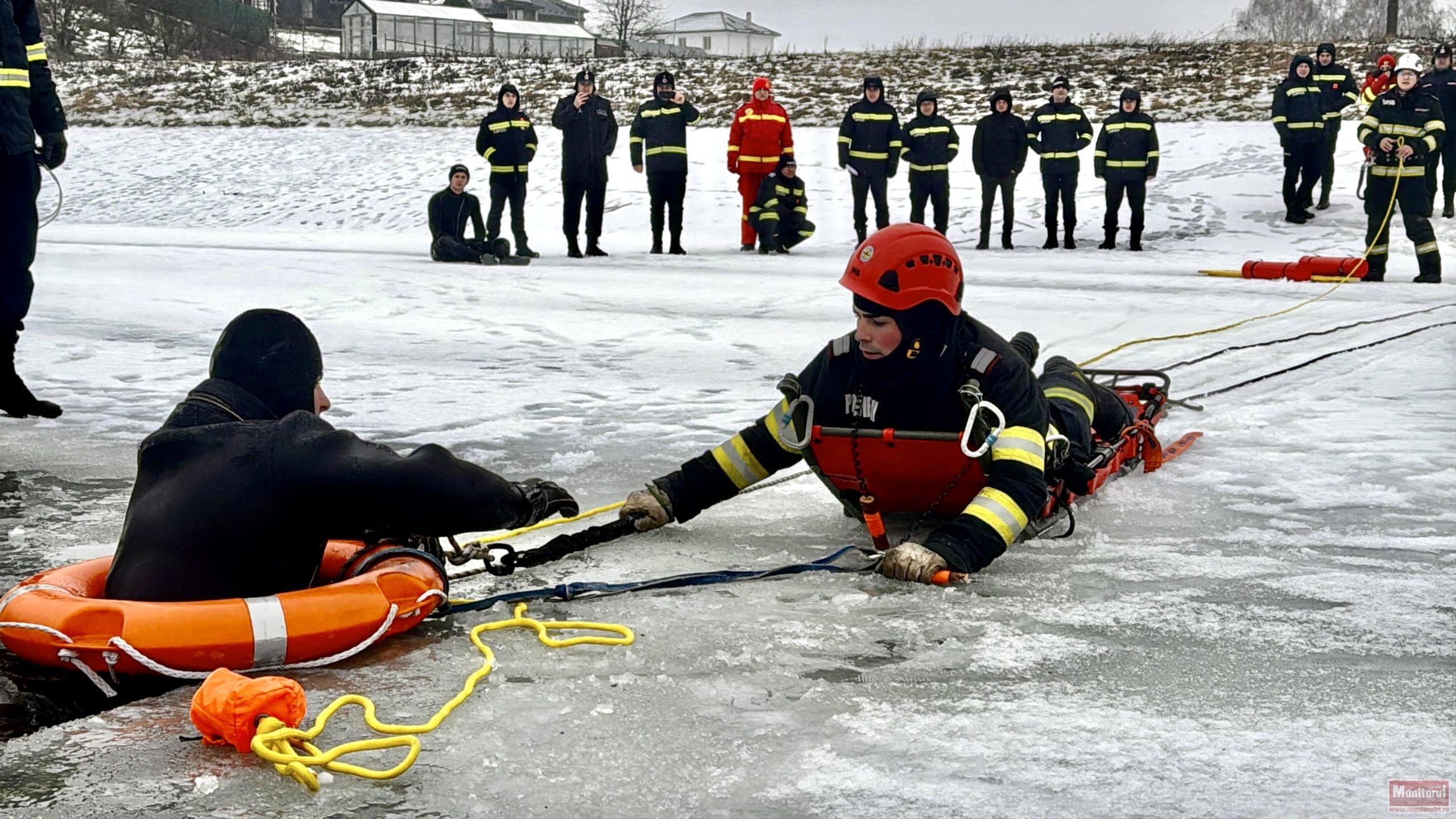 Antrenament inedit pe apele înghețate cu salvatori din tot județul (VIDEO)