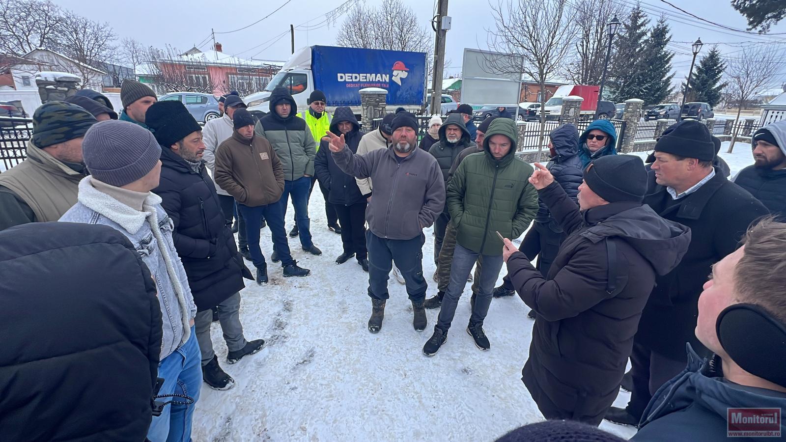 Taxele mai mari scot oamenii în stradă. Protest în faţa unei primării din judeţ (VIDEO)