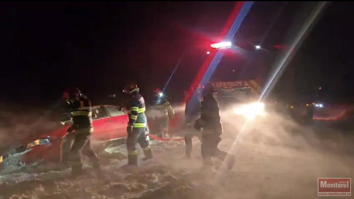 NOAPTE ALBĂ PENTRU POMPIERI: gravidă salvată cu șenilata din troiene, ambulanță blocată și microbuze îngropate în zăpadă pe drumurile din Botoșani (VIDEO)