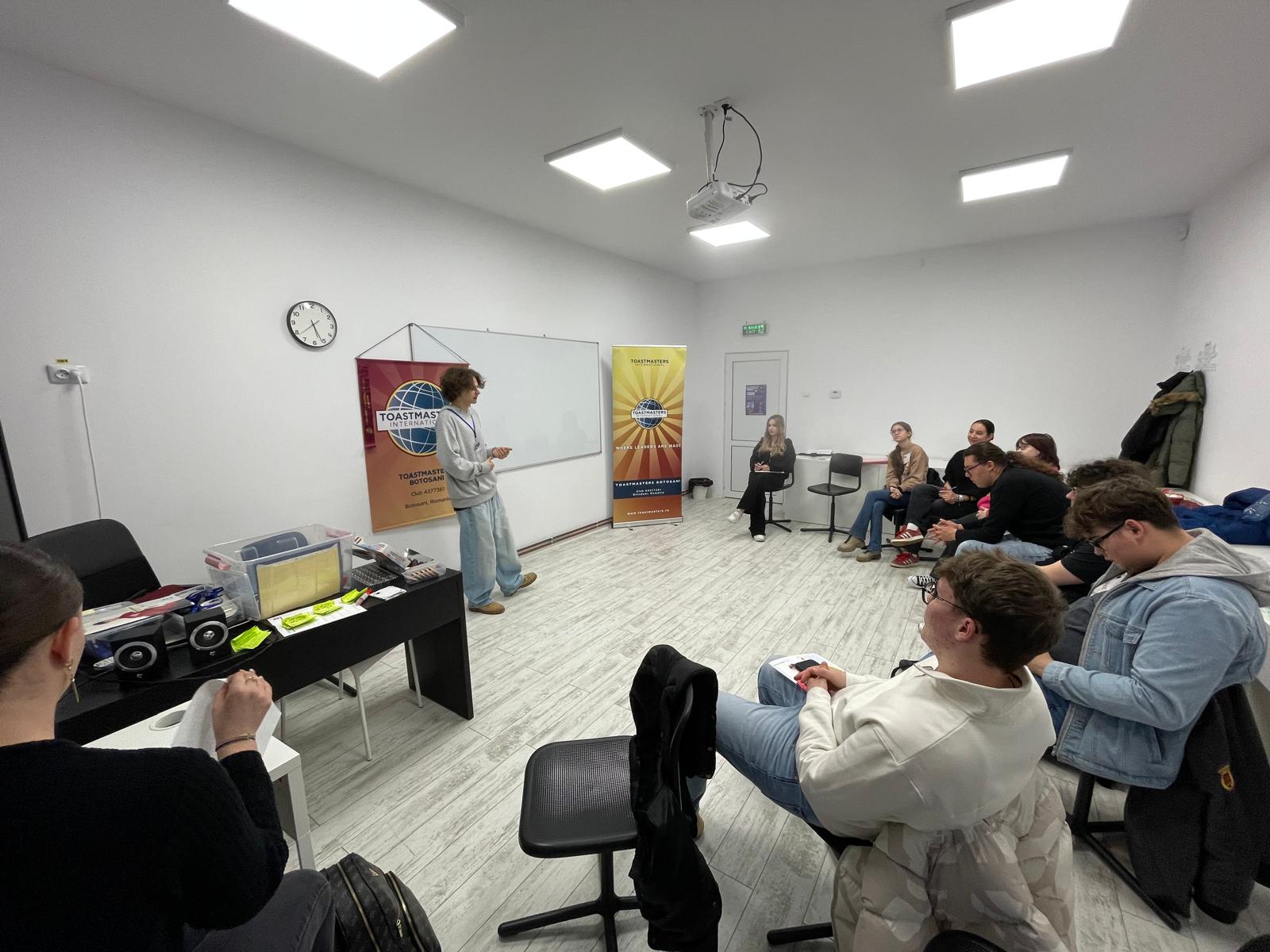 „Tinerii învață să conducă”, o experiență care îi ajută pe adolescenți să își găsească vocea