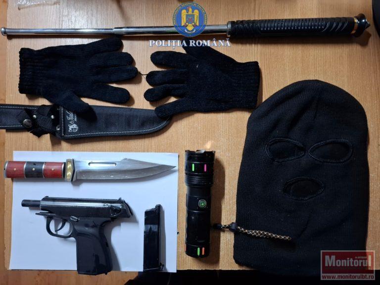 Tânăr ieșit la plimbare prin sat cu arma în mână și cagula pe față